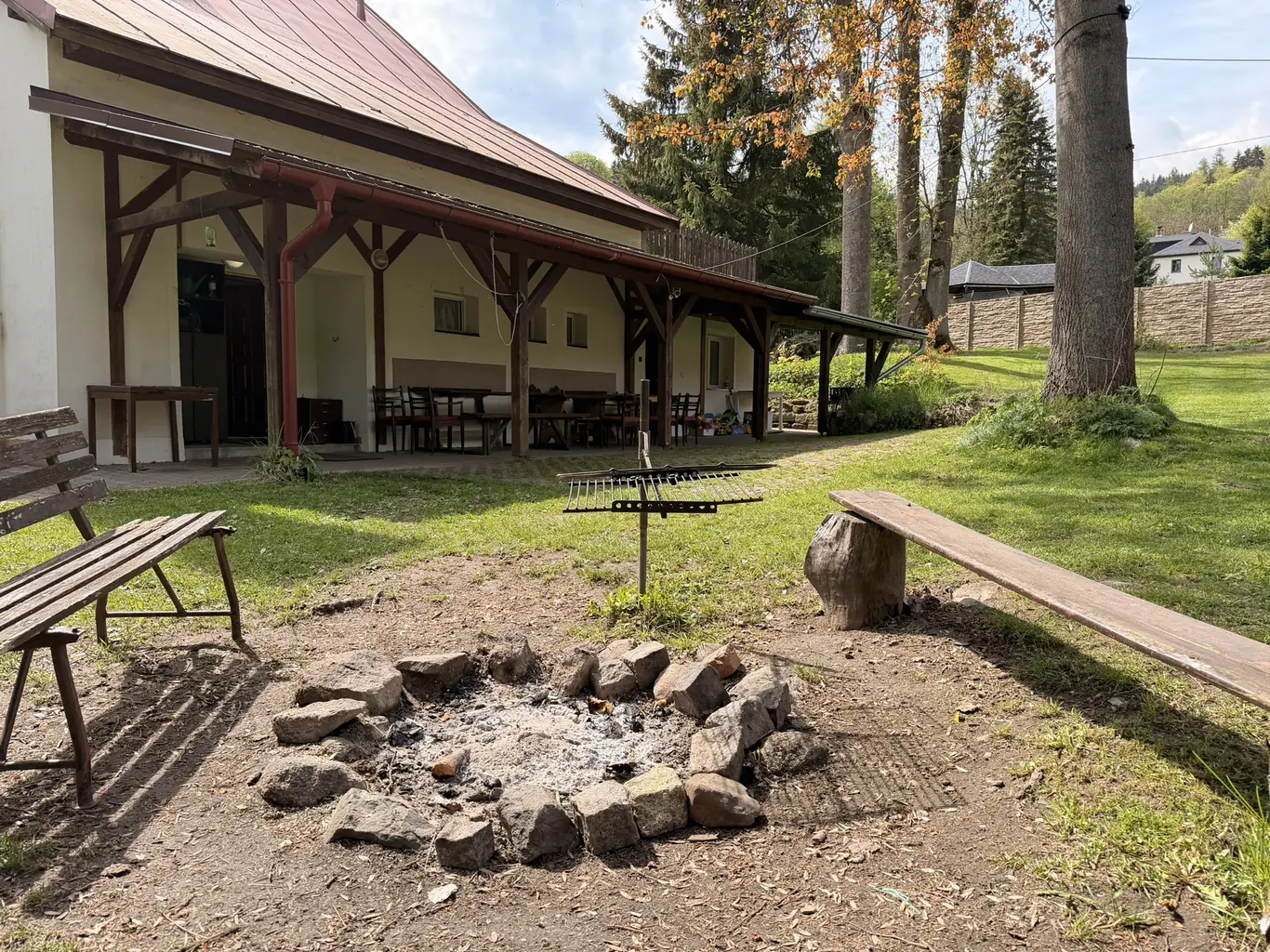 Dům u Lípy – ohniště s grilem a venkovní posezení